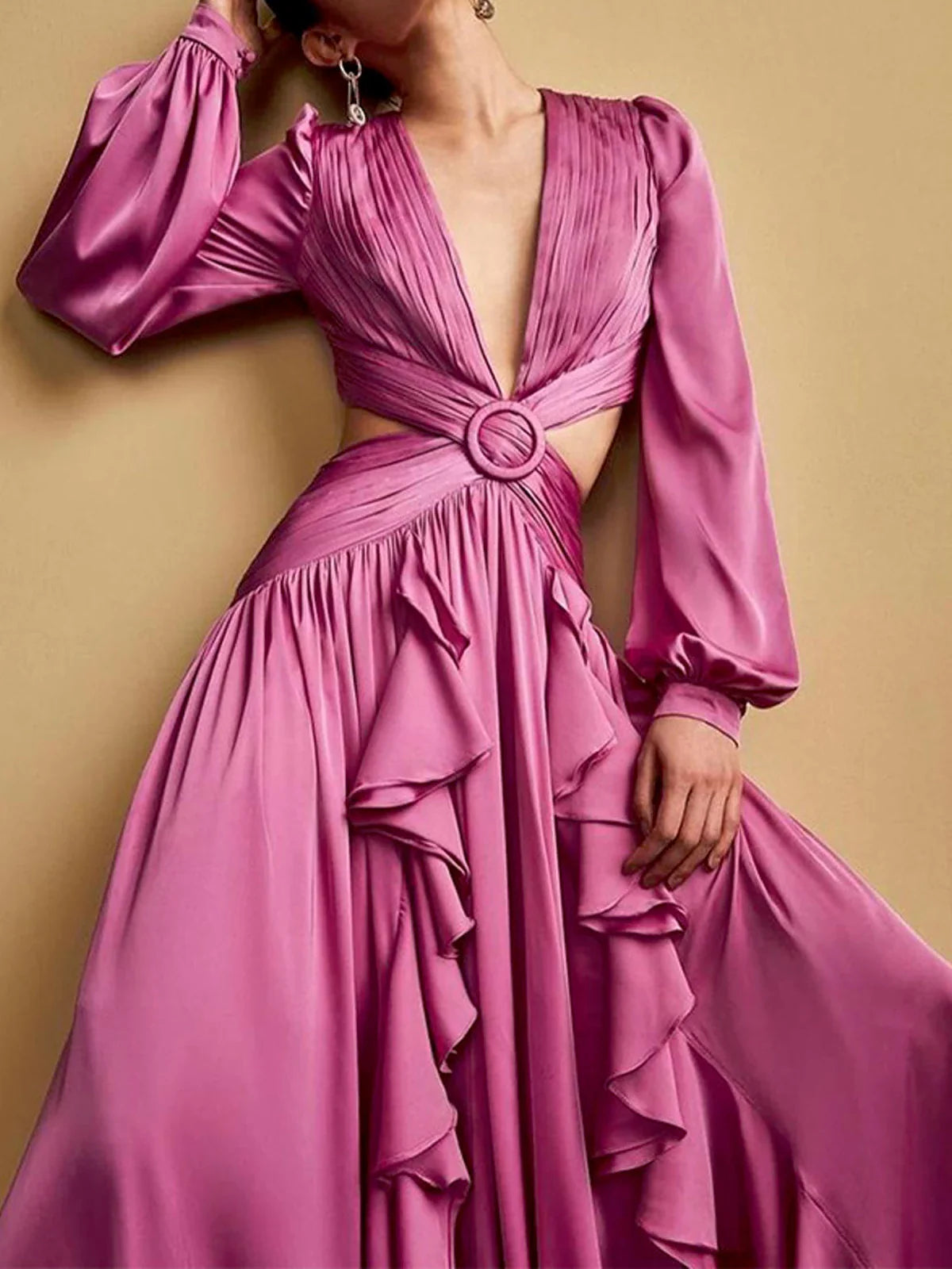Maxikleid mit V-Ausschnitt, Taillenausschnitt und Rüschen