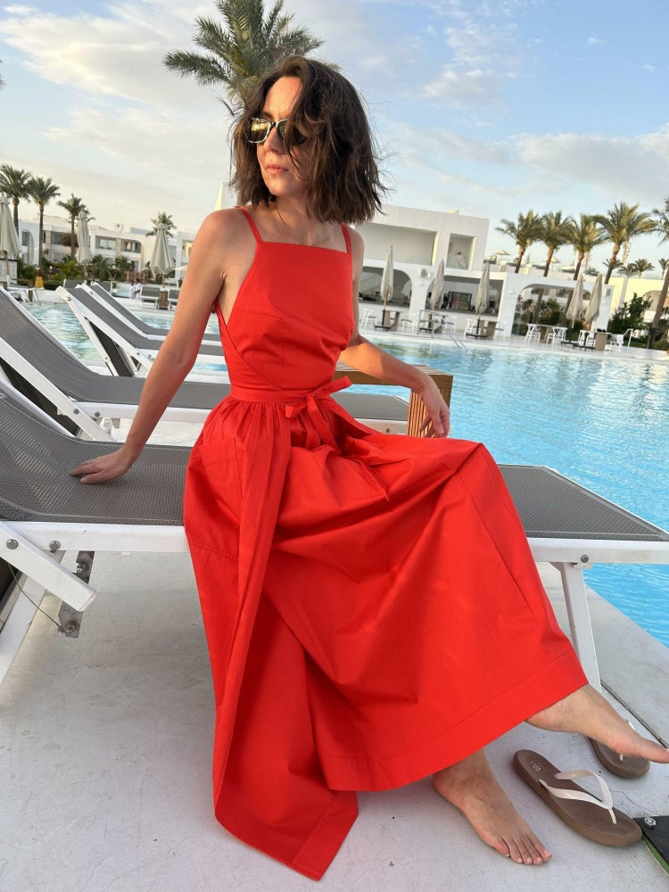 Rotes Midi-Kleid mit eckigem Ausschnitt und Bindegürtel