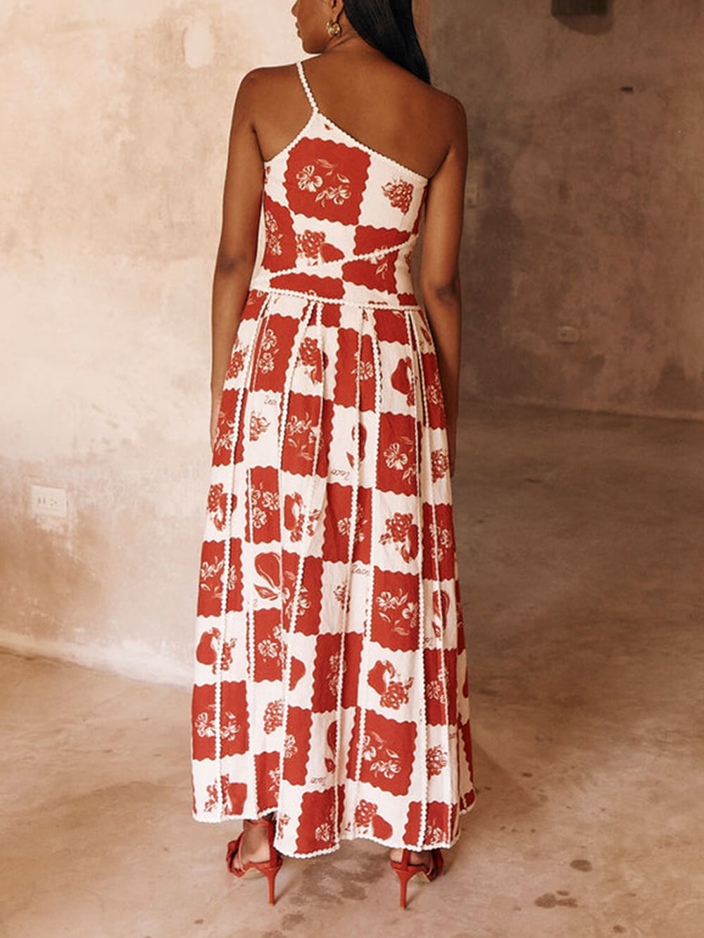 Maxikleid mit Blumenbesatz, einzigartigem Muster und ausgestelltem One-Shoulder-Schnitt