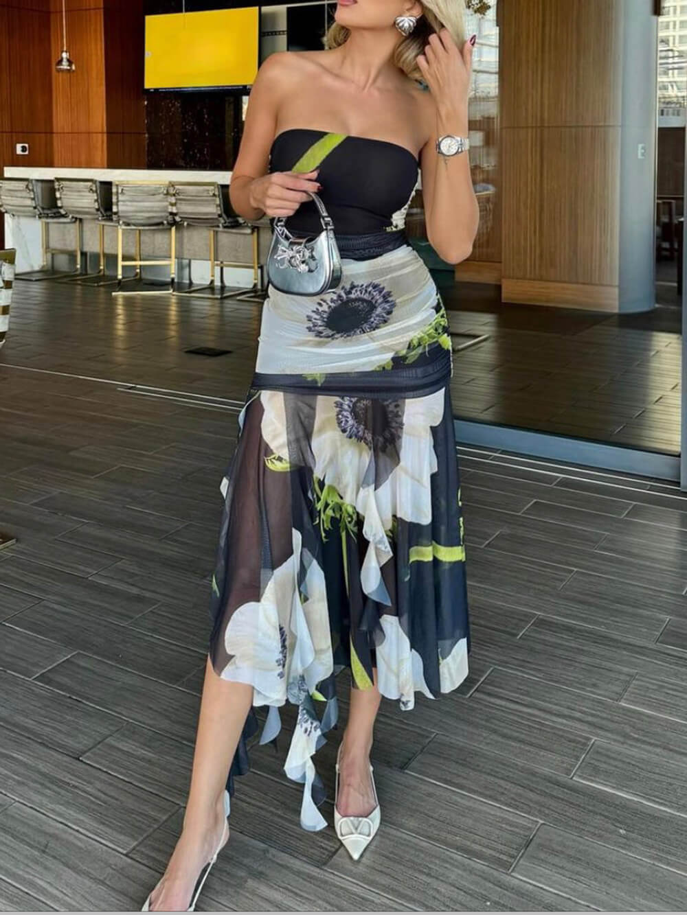 Mesh-Overlay-Kleid mit Blumenmuster, schulterfrei, gerafft, Rüschen und Stretch-Midilänge