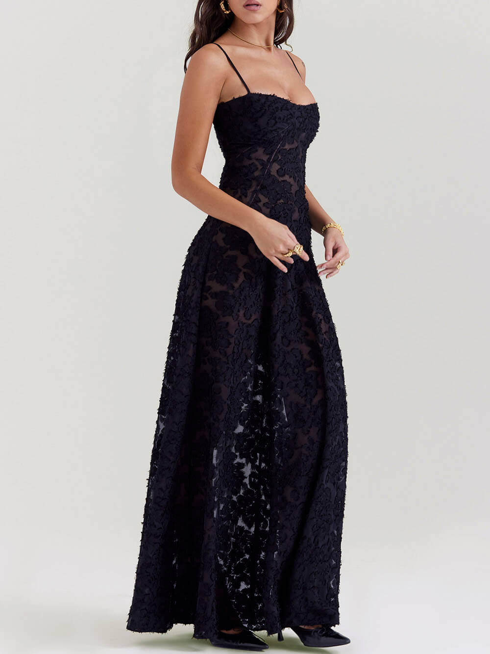 Schwarzes Maxi-Kleid mit floraler Spitze am Rücken