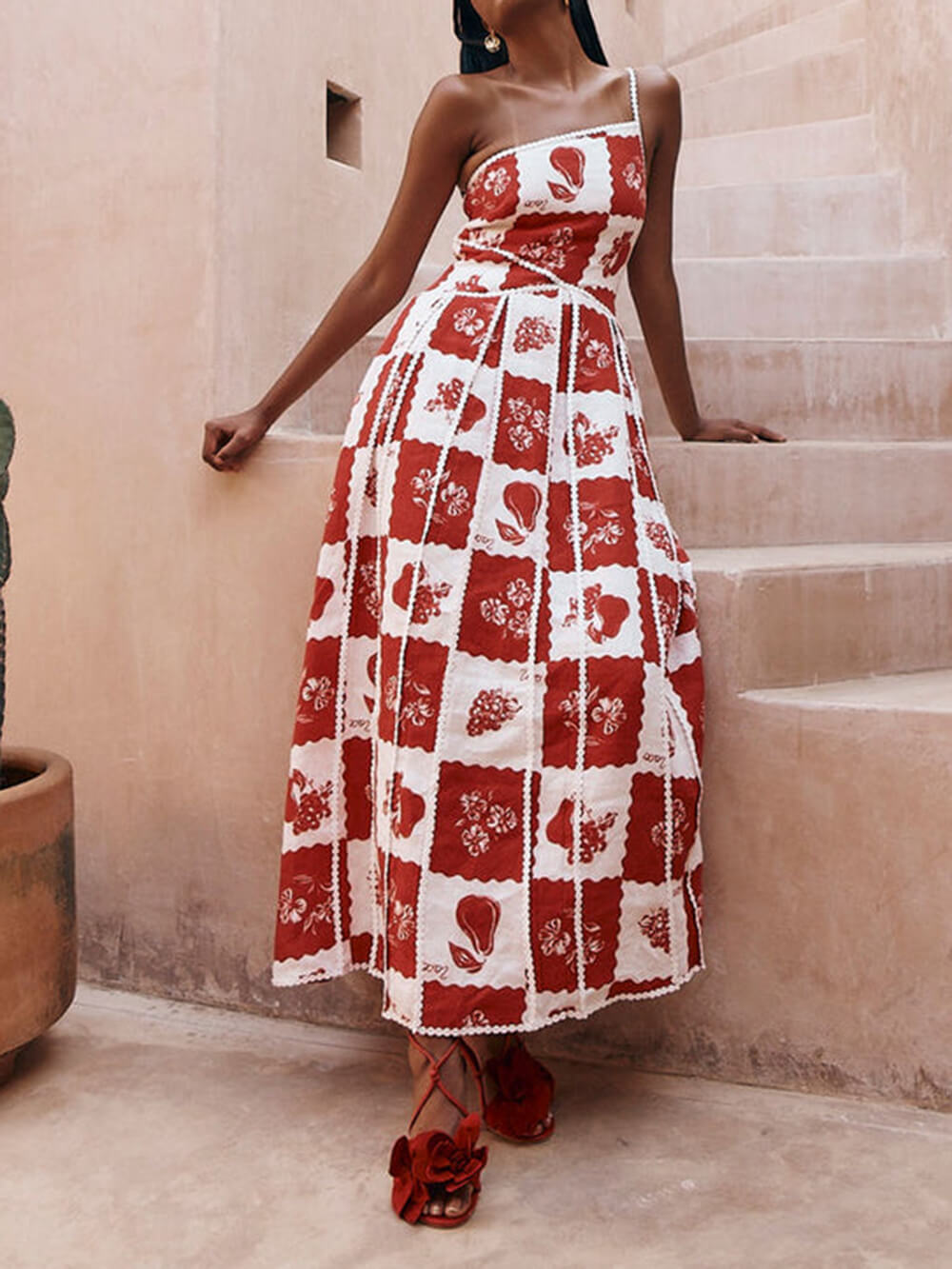 Maxikleid mit Blumenbesatz, einzigartigem Muster und ausgestelltem One-Shoulder-Schnitt