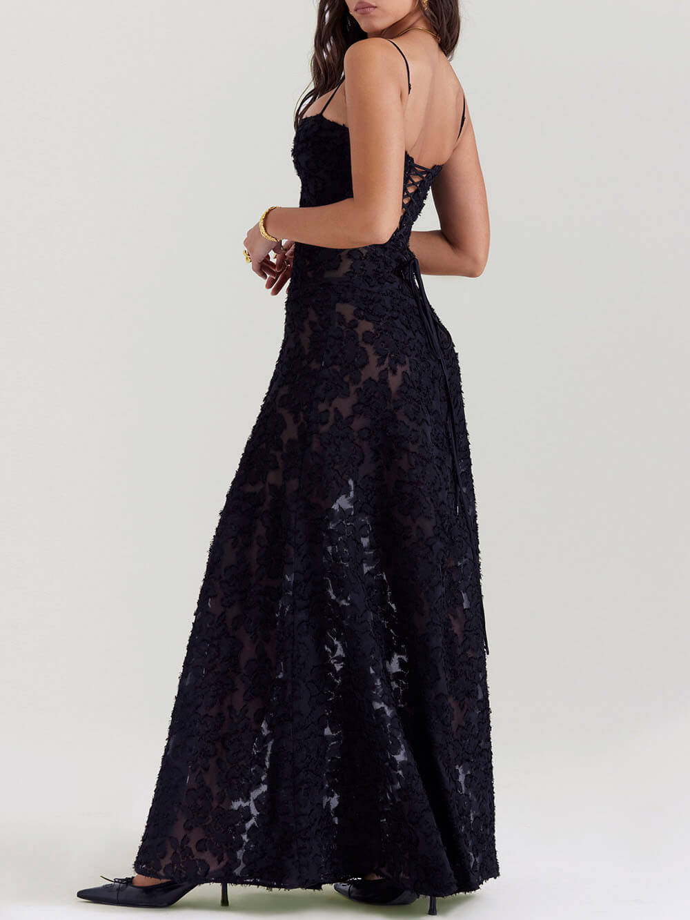 Schwarzes Maxi-Kleid mit floraler Spitze am Rücken