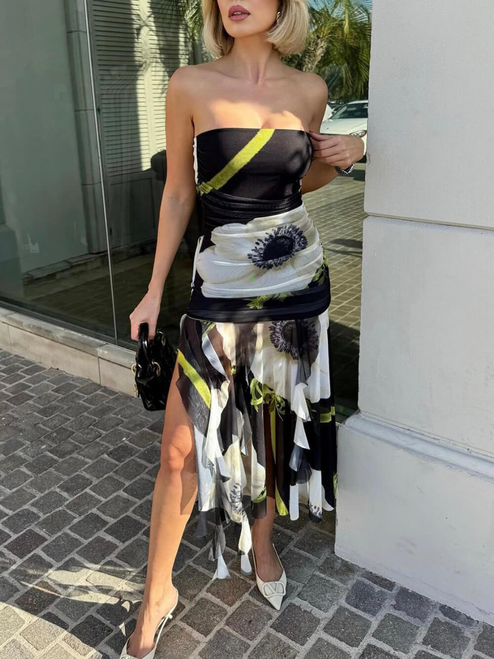Mesh-Overlay-Kleid mit Blumenmuster, schulterfrei, gerafft, Rüschen und Stretch-Midilänge