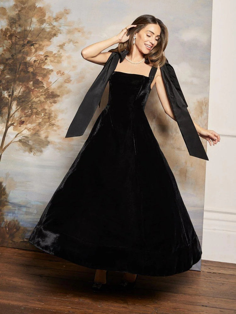 Trägerloses Midi-Kleid aus Samt mit Schleife