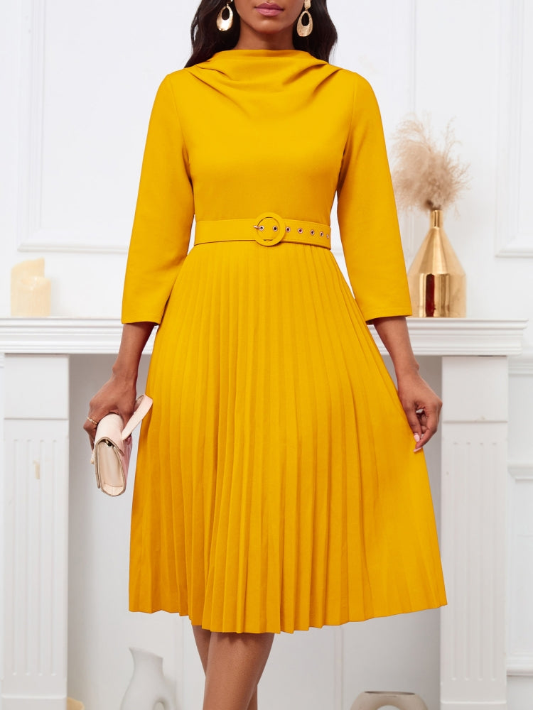 Elegantes einfarbiges Faltenkleid mit Gürtel