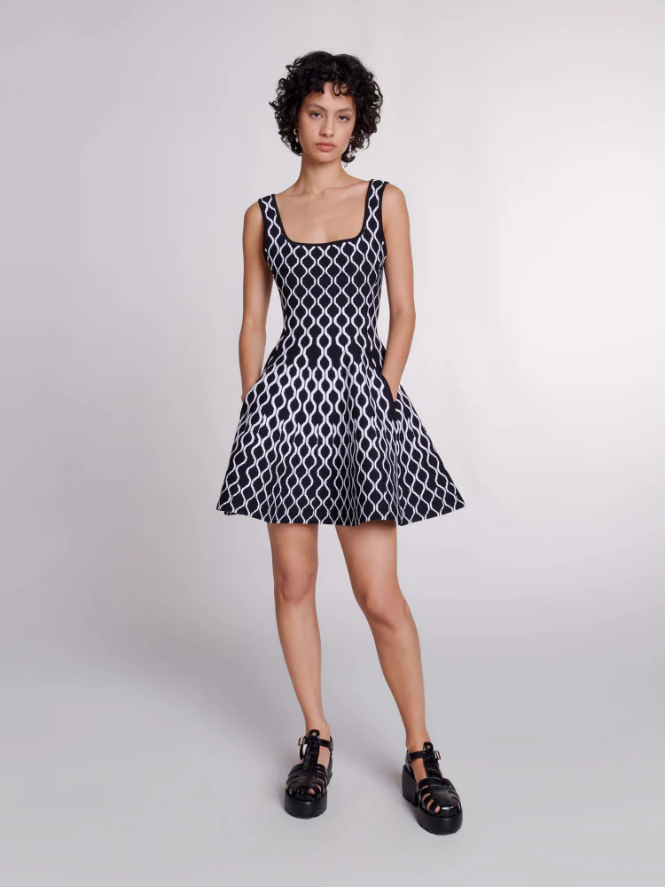 Mona Strickkleid mit abstraktem Muster, eckigem Ausschnitt und Minilänge