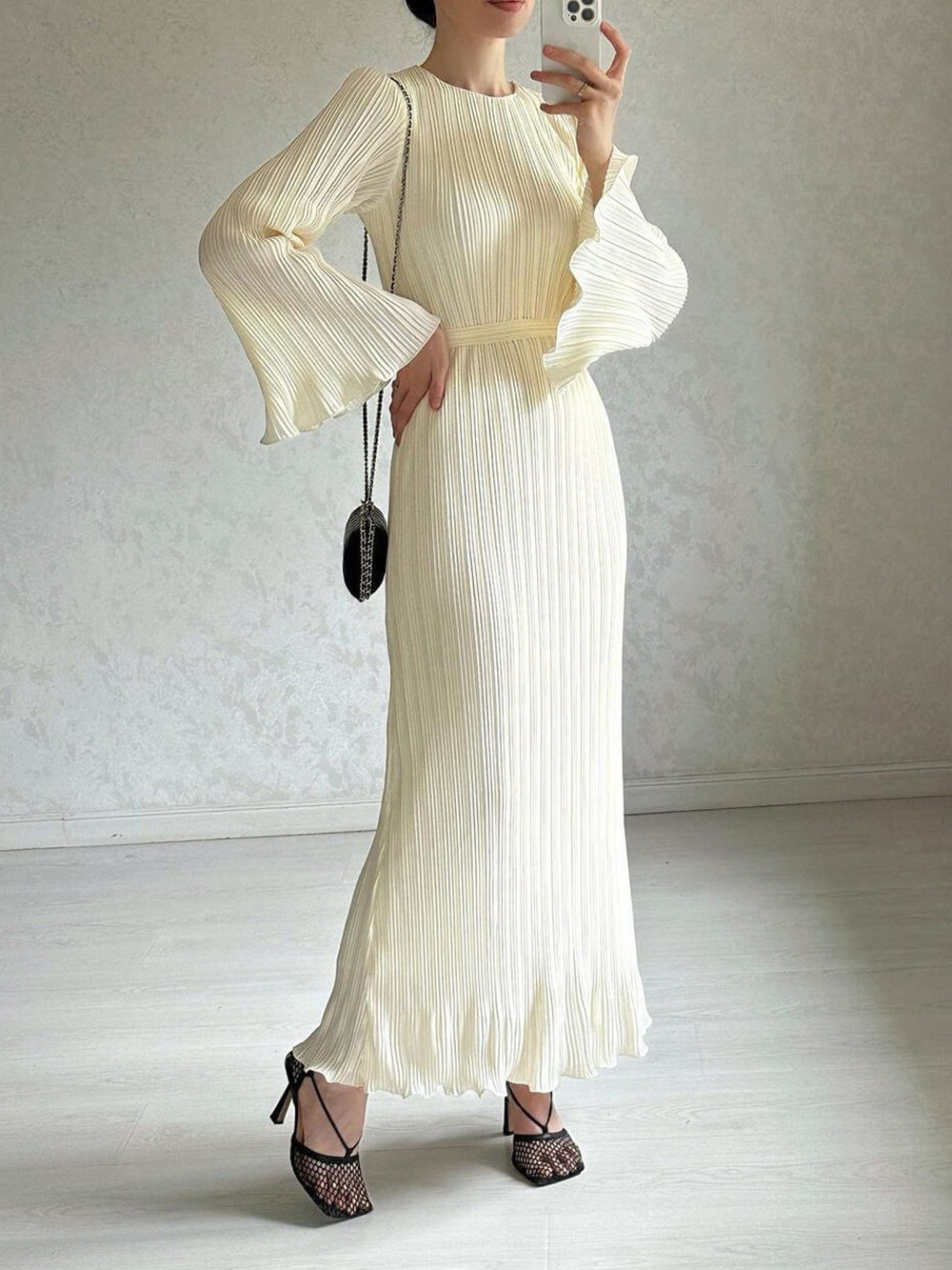 Plissiertes Maxi-Kleid mit Glockenärmeln