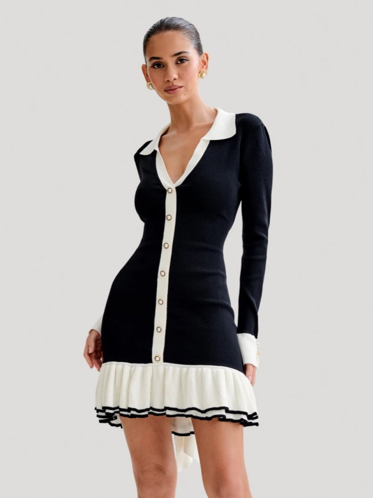 Gerüschtes Strick-Minikleid mit Perlmuttknöpfen