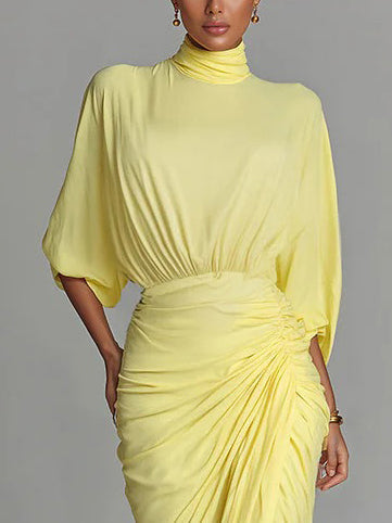 Elegantes hochgeschlossenes, halbärmliges, plissiertes Maxikleid