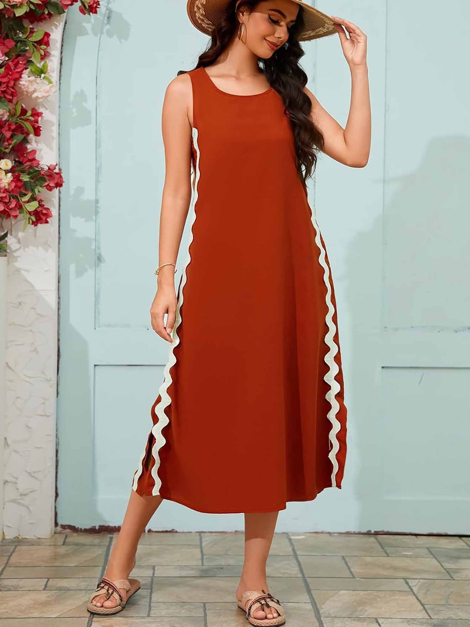 Kleid mit seitlichem Schlitz, lockerer Passform, Seitenwellen-Streifen und Verzierungen