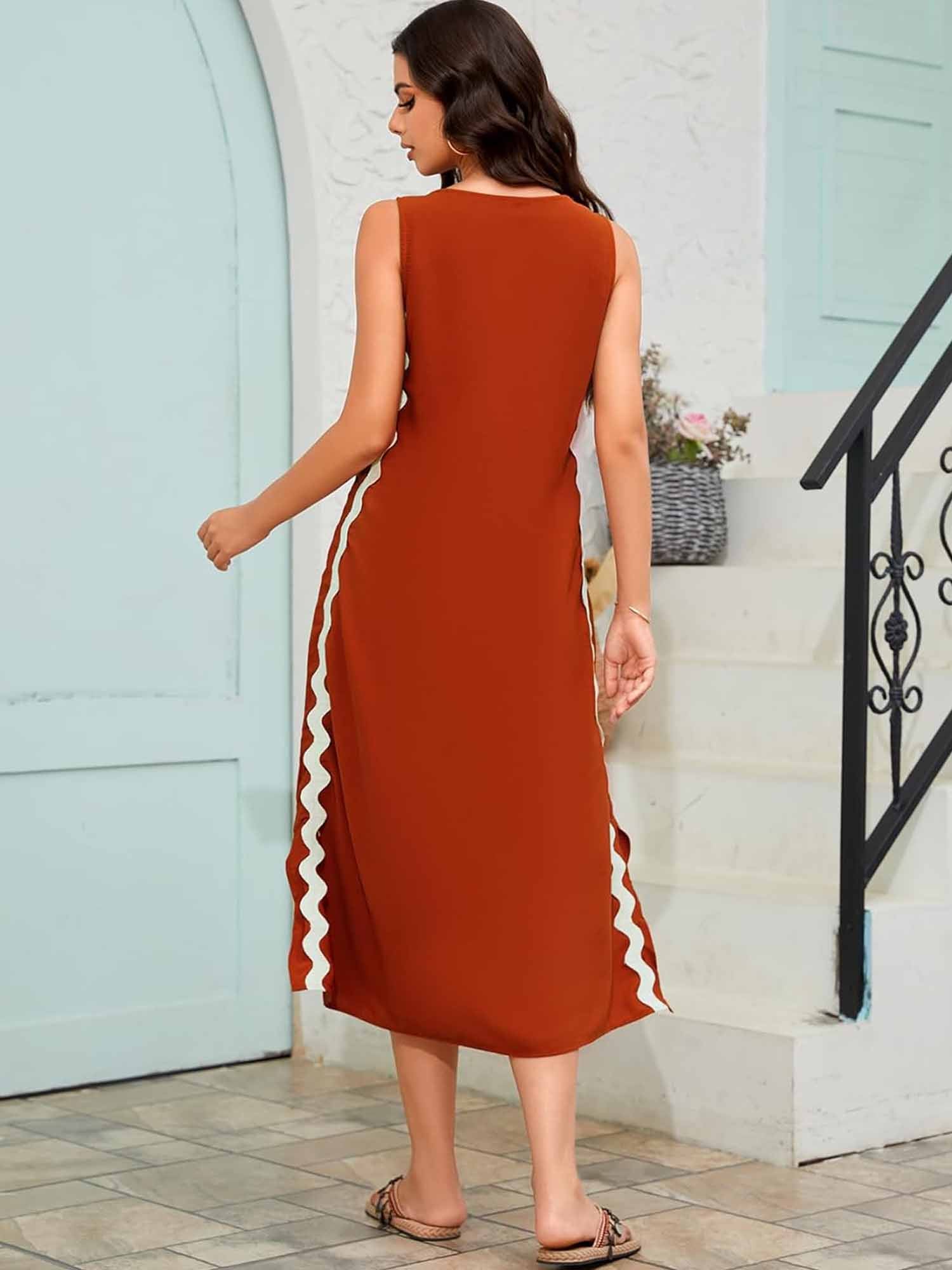 Kleid mit seitlichem Schlitz, lockerer Passform, Seitenwellen-Streifen und Verzierungen