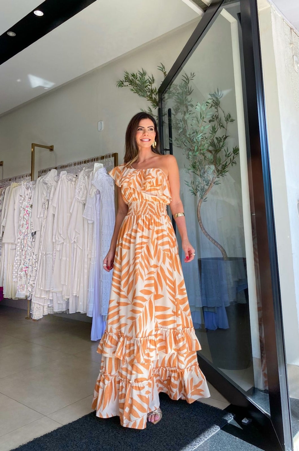 Maxikleid mit Palmenprint, Bindegürtel und einer Schulterpartie