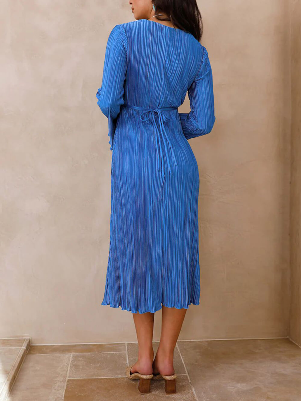 Midi-Kleid mit Glockenärmeln, Falten und Bergblick-Muster