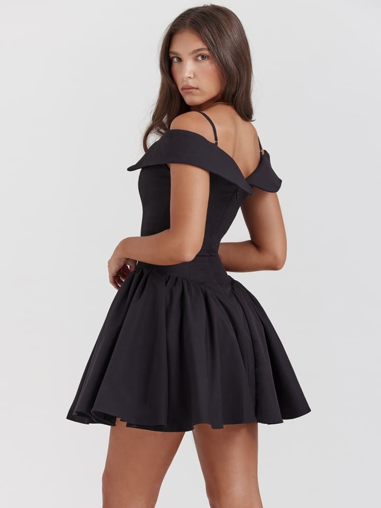 Schwarzes schulterfreies Spaghettiträger-Minikleid