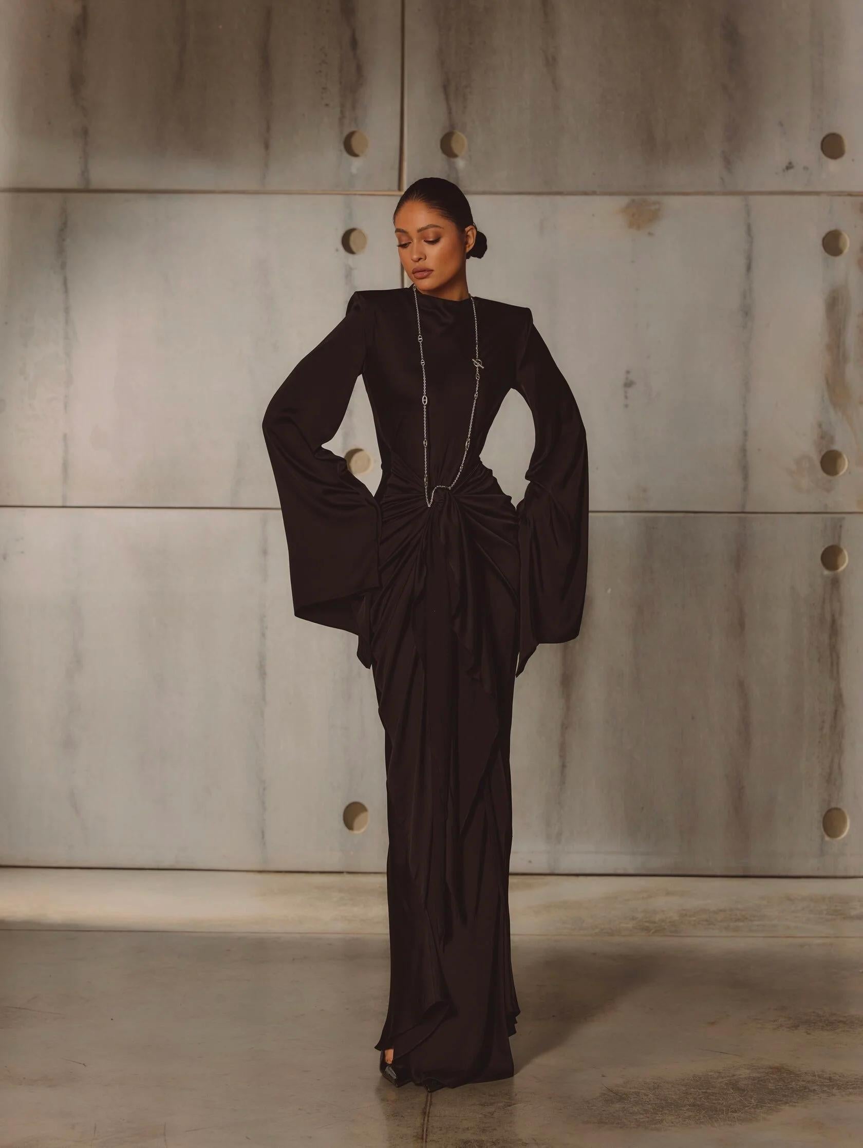 Maxikleid im Gothic-Stil mit hohem Kragen und dramatischen Ärmeln