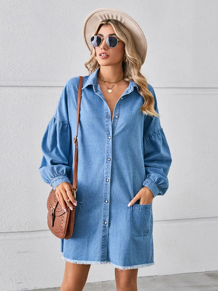 Übergroßes ausgefranstes Denim-Midikleid