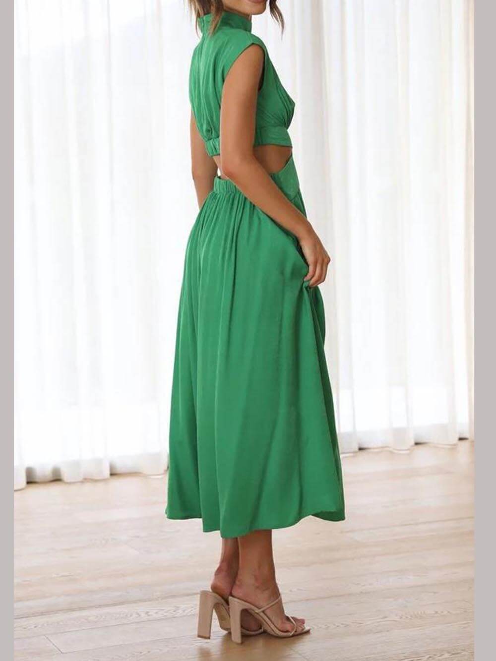 Midikleid mit Cut-out-Taille und Taschen für den Urlaub