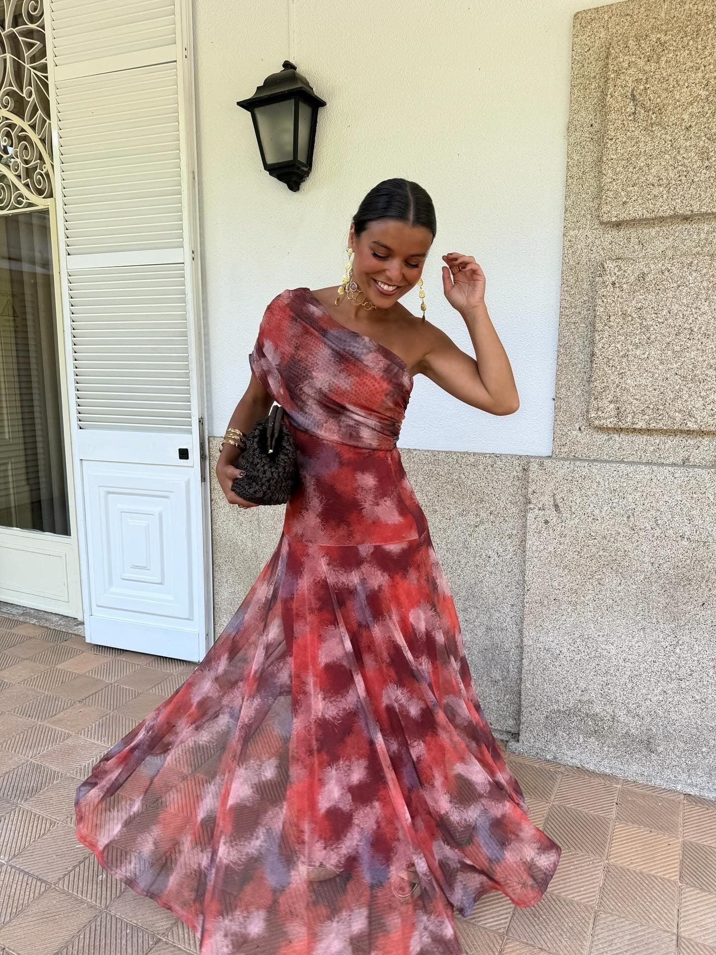 Ein schulterfreies Batik-Maxikleid
