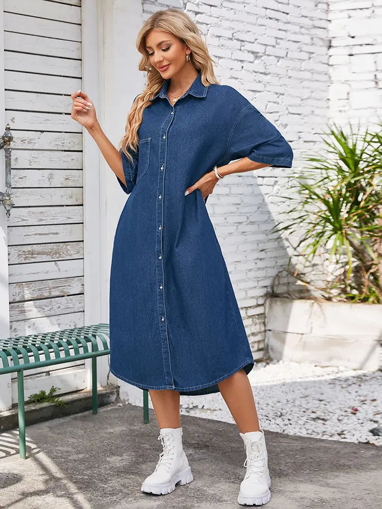 Gewaschenes lässiges, kurzärmeliges Denim-Maxikleid