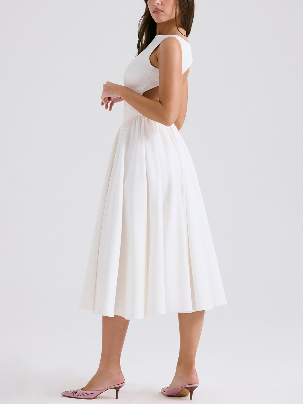 Stylisches und elegantes, einfarbiges Midi-Kleid mit Rundhalsausschnitt und Rückenausschnitt ohne Ärmel