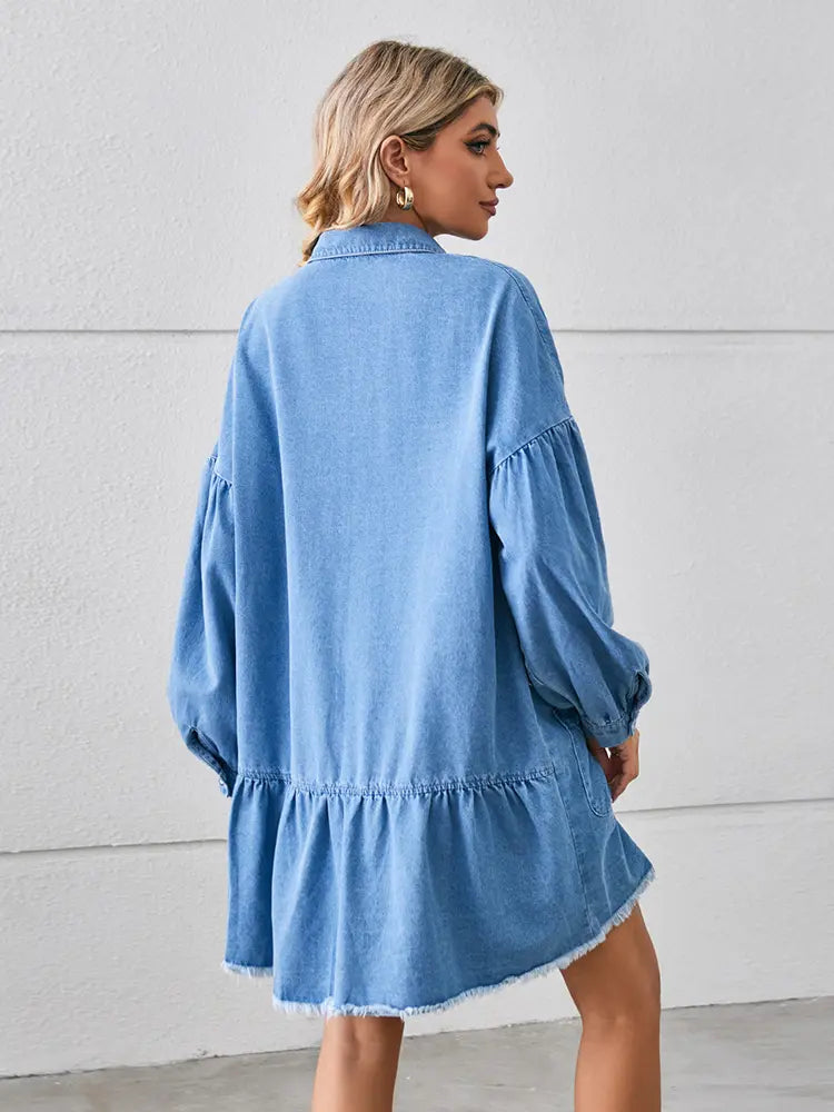 Übergroßes ausgefranstes Denim-Midikleid