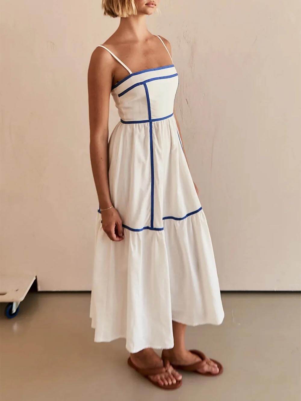 Midikleid mit Kontrastfarben-Einfassung und verstellbaren Trägern