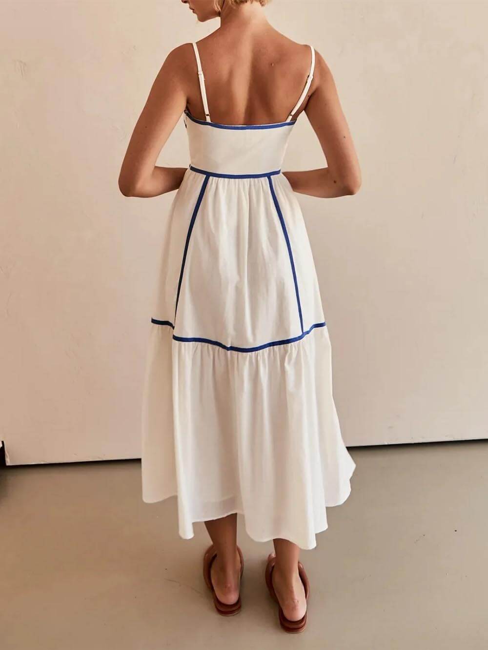 Midikleid mit Kontrastfarben-Einfassung und verstellbaren Trägern