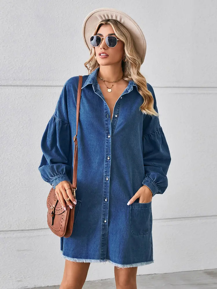 Übergroßes ausgefranstes Denim-Midikleid