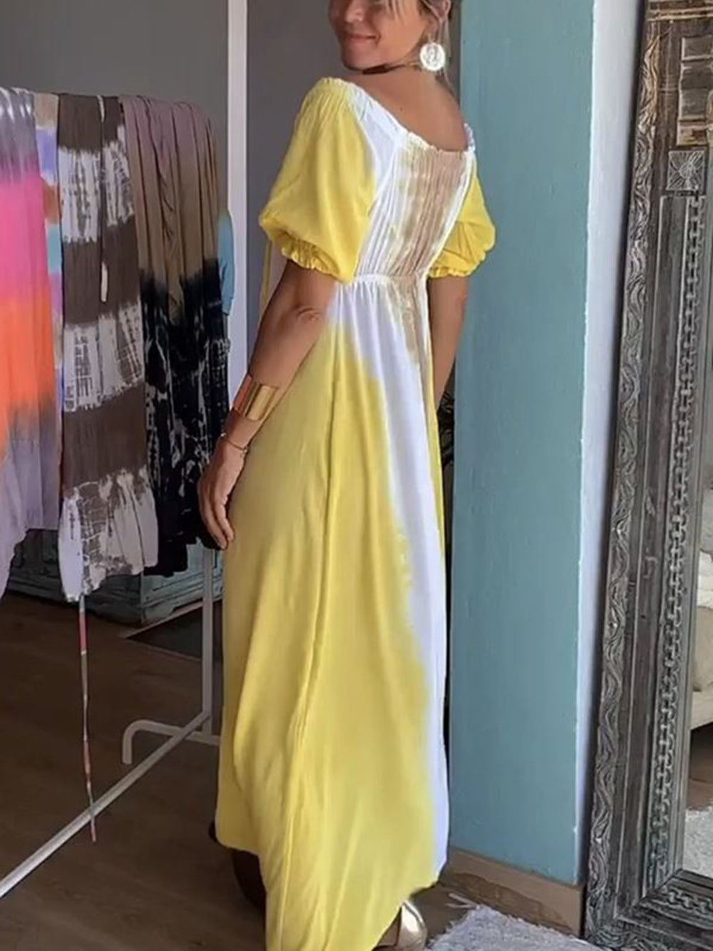 Gelbes Batik-Maxikleid mit V-Ausschnitt und Tunnelzug