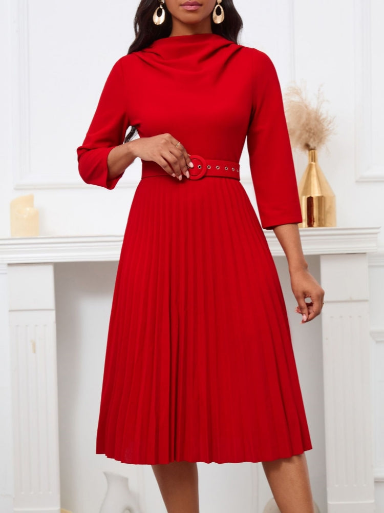 Elegantes einfarbiges Faltenkleid mit Gürtel