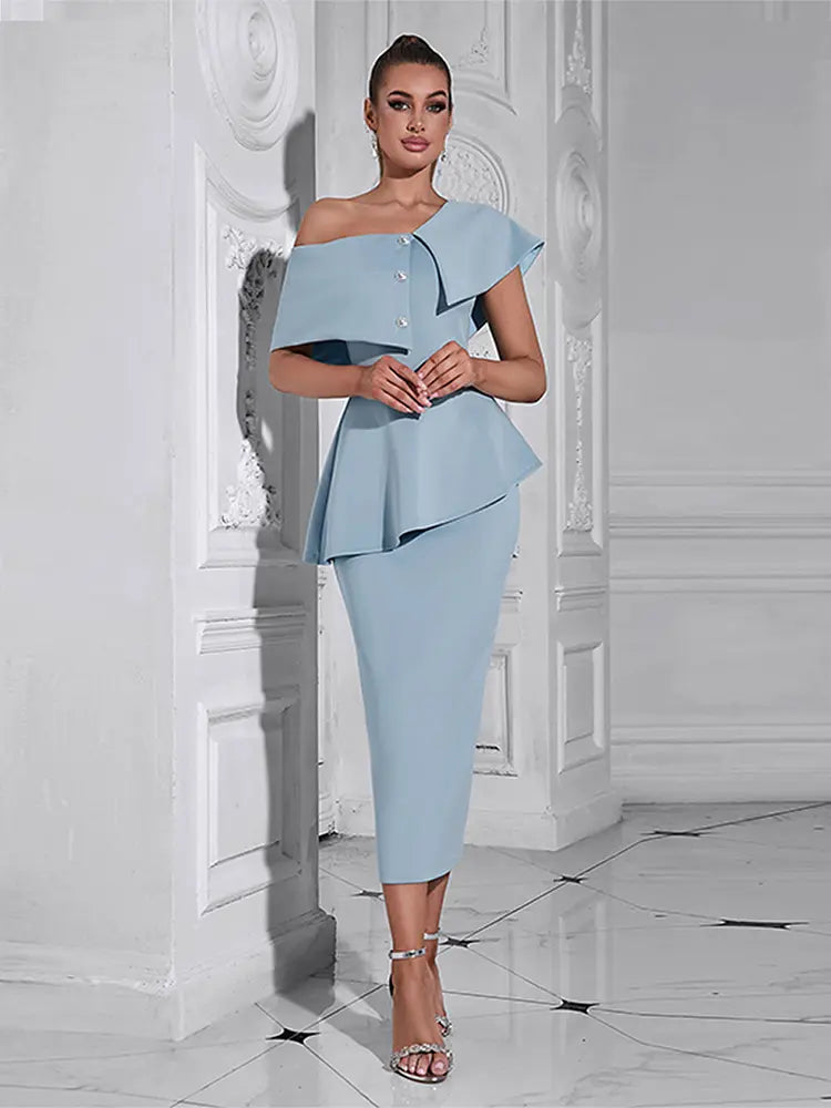 Blaues gerafftes Off-Shoulder-Kleid