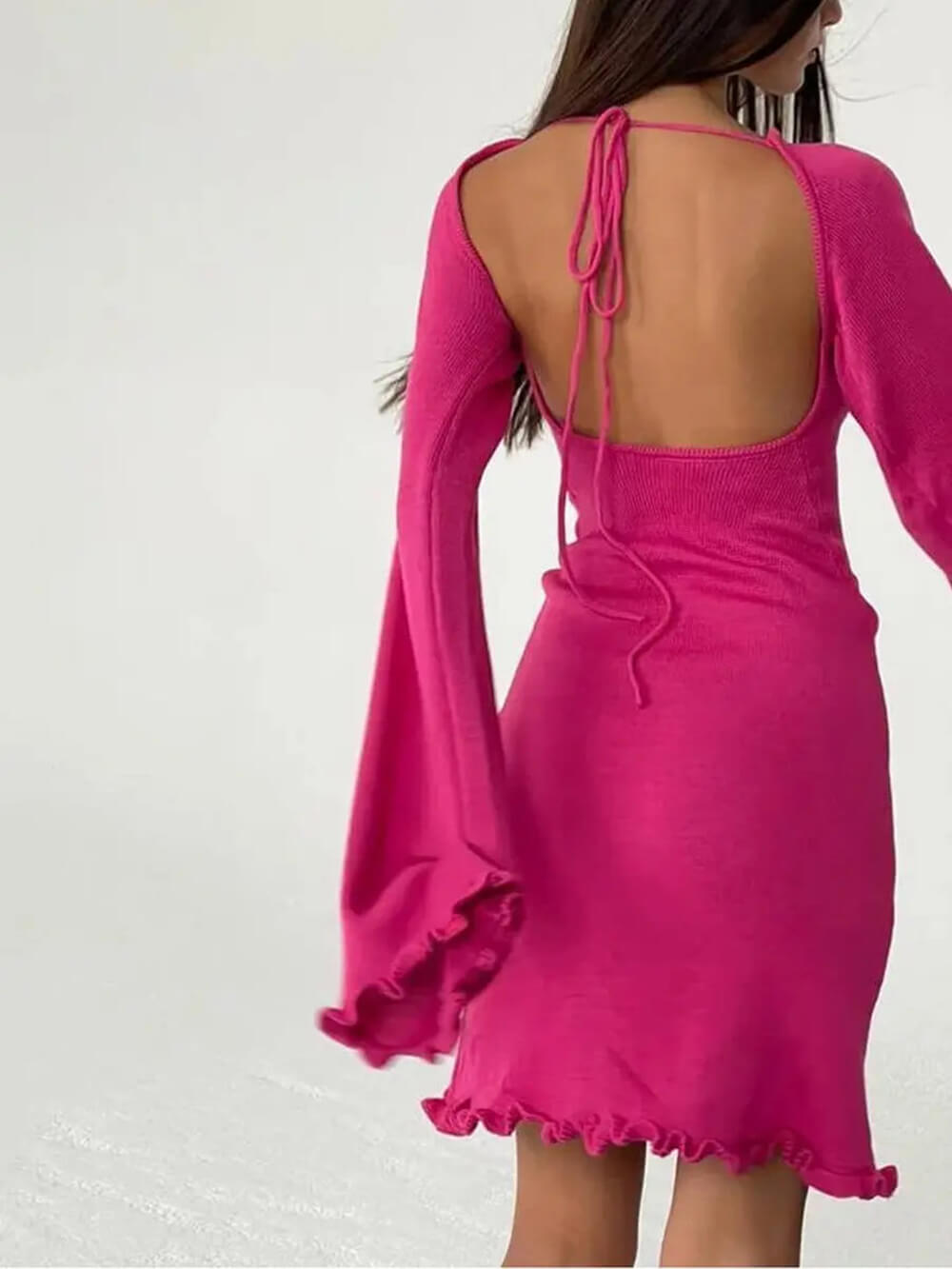 Kurzes Kleid mit Rundhalsausschnitt und Rüschenärmeln
