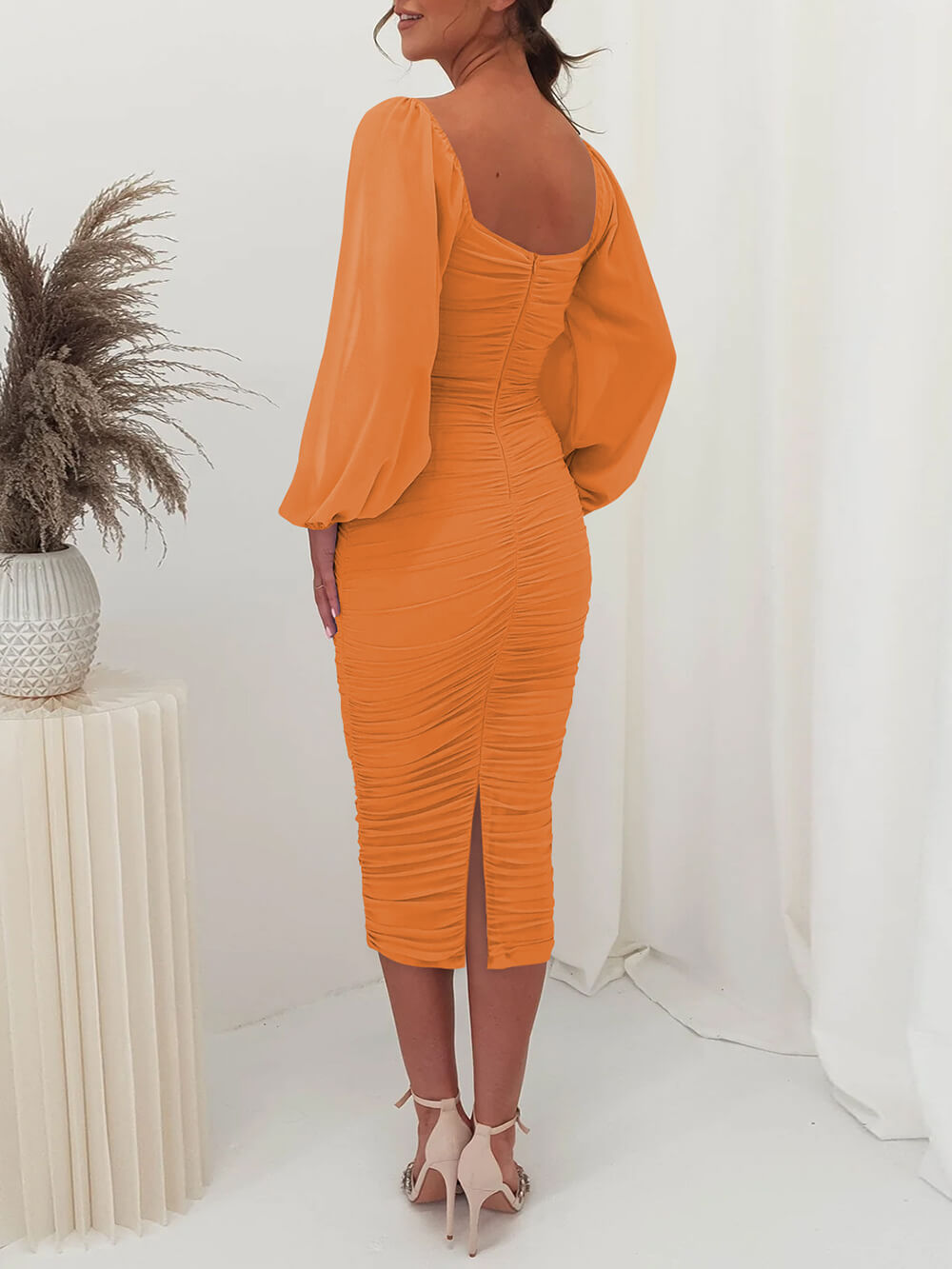 Plissiertes Midi-Kleid aus Mesh mit langen Ärmeln