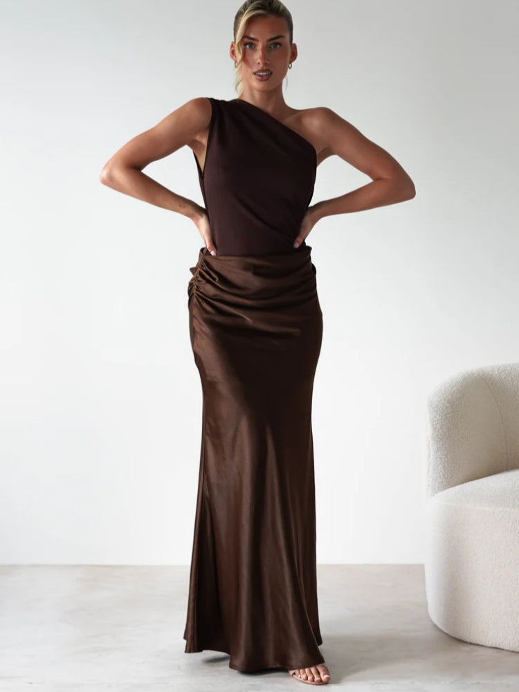 Ärmelloses Kleid mit asymmetrischem Ausschnitt