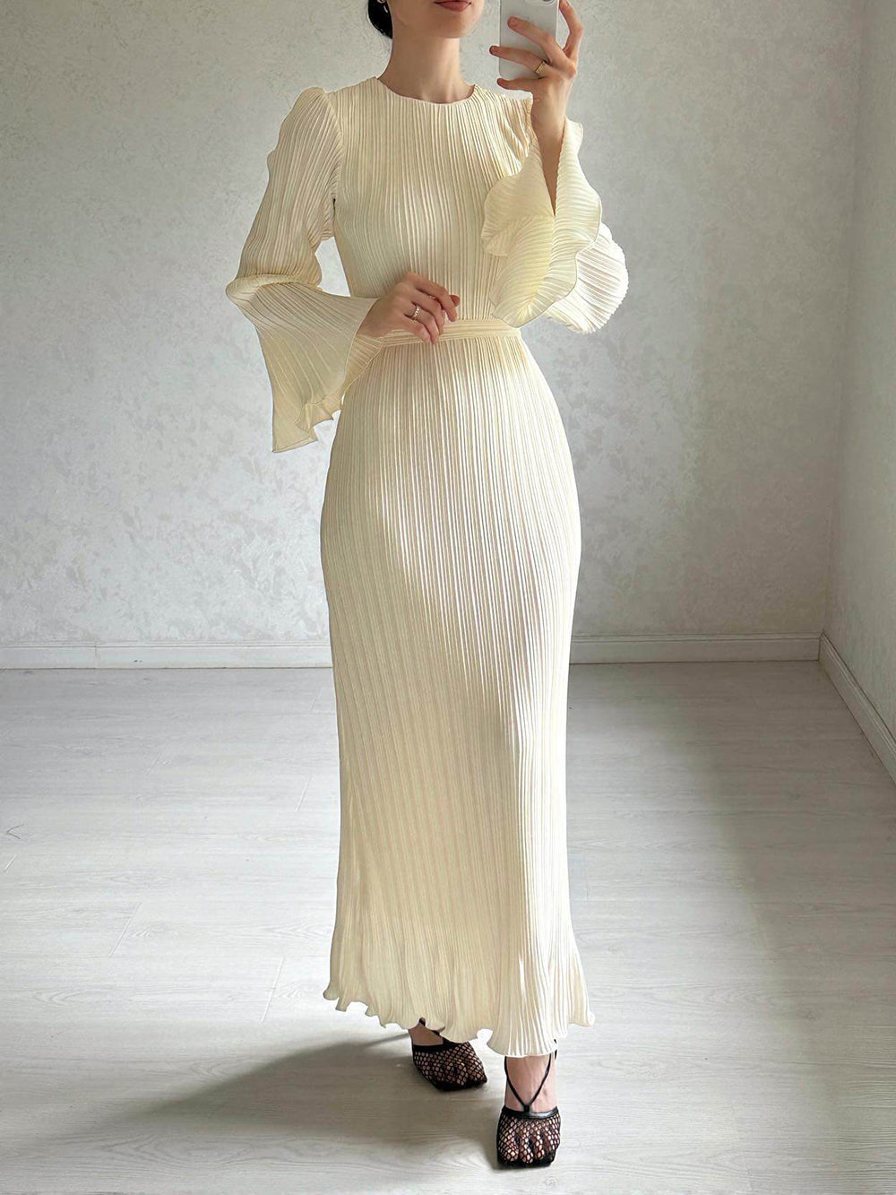 Plissiertes Maxi-Kleid mit Glockenärmeln