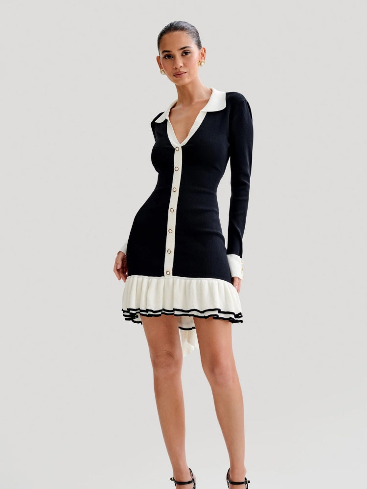 Gerüschtes Strick-Minikleid mit Perlmuttknöpfen