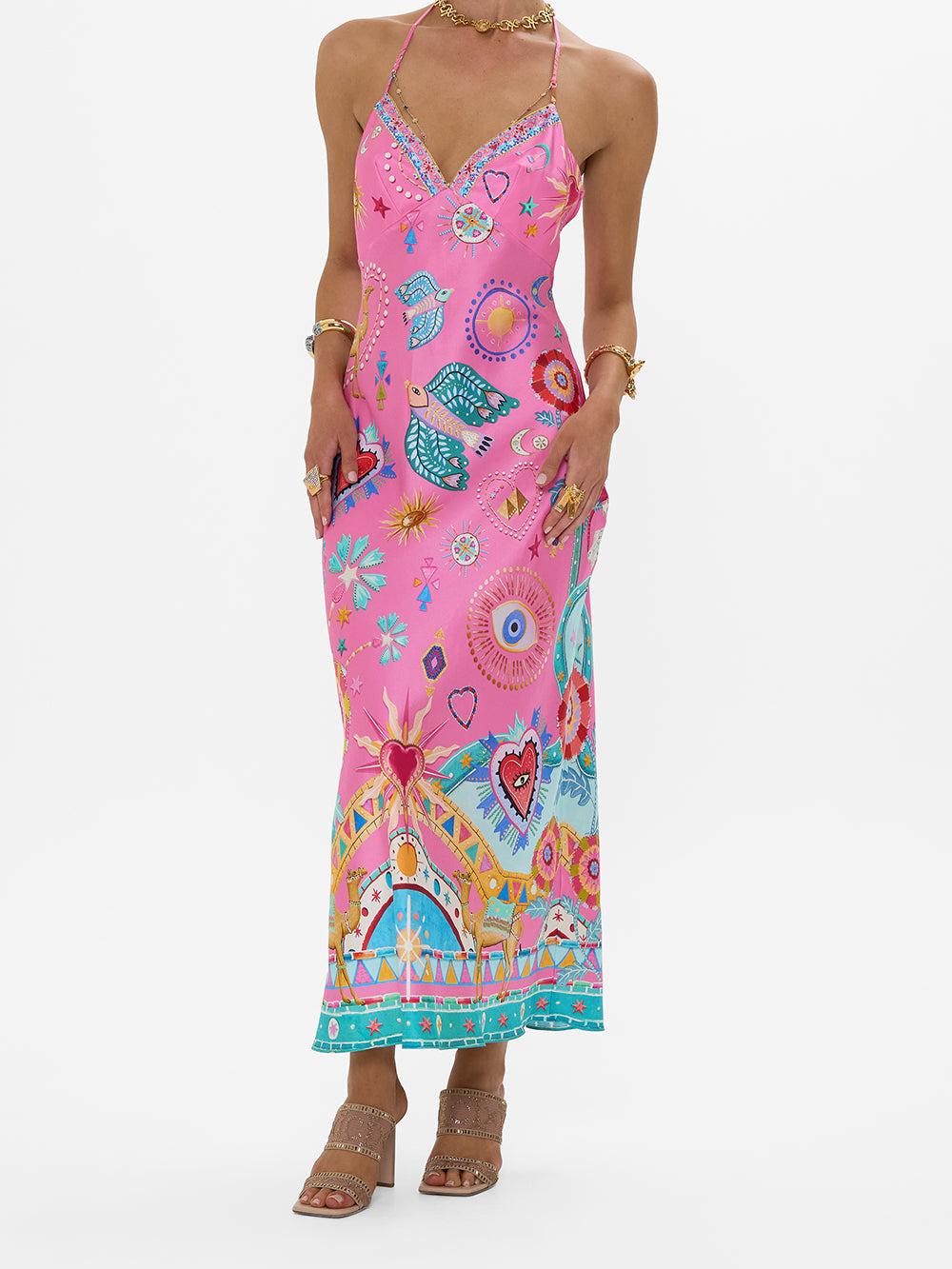 Maxikleid mit Kettenriemen