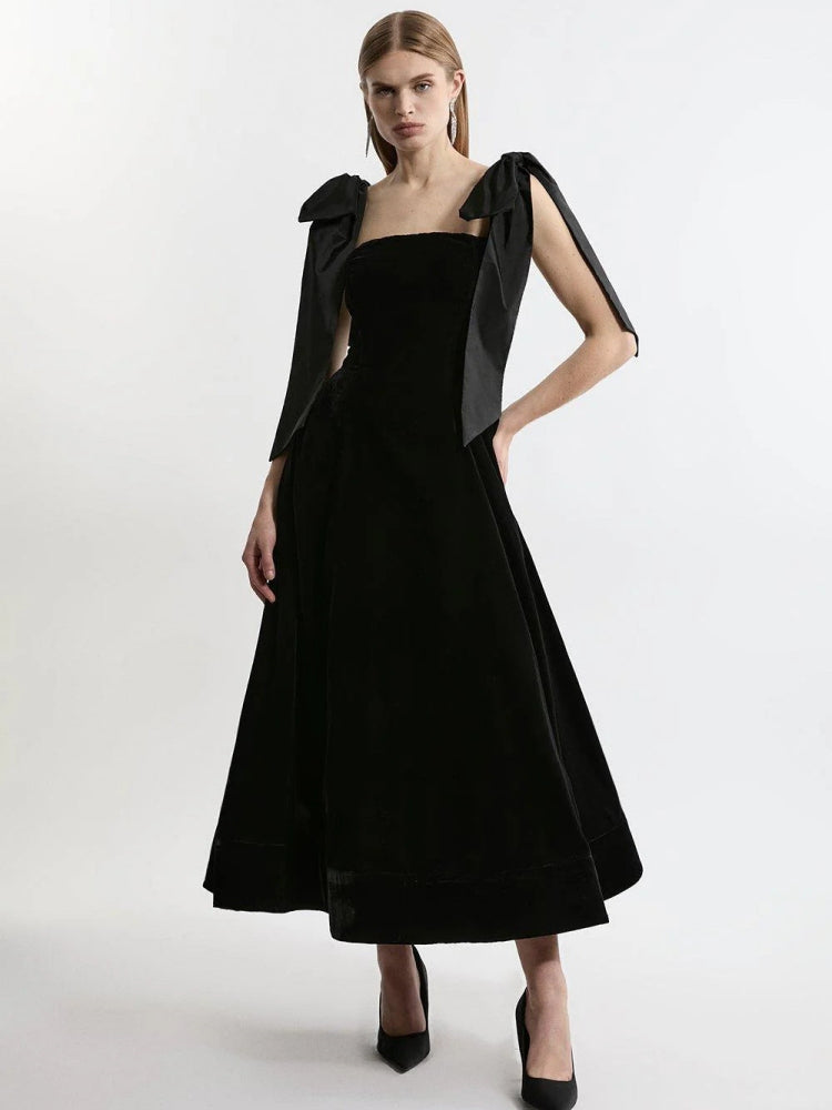 Trägerloses Midi-Kleid aus Samt mit Schleife