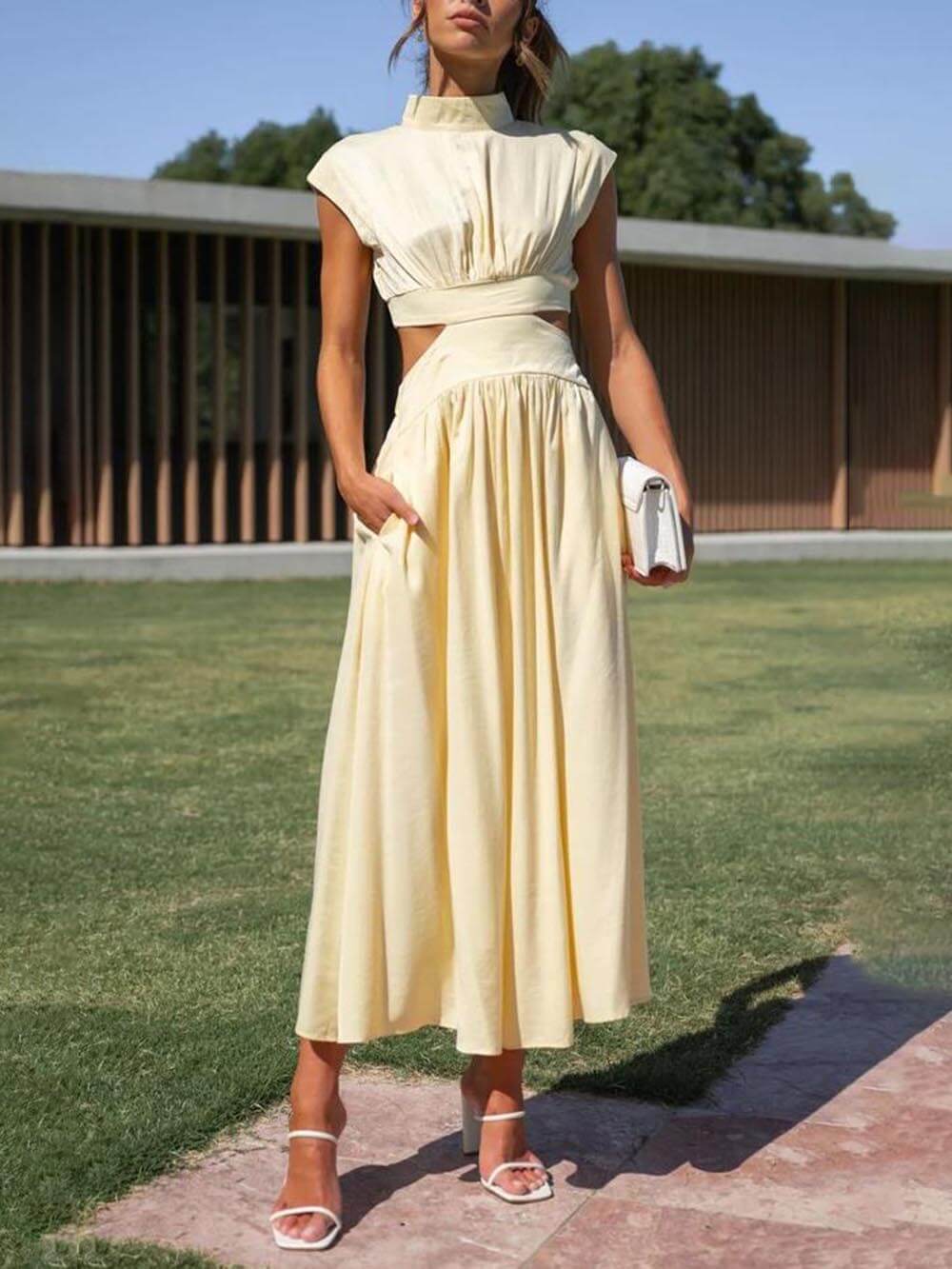 Midikleid mit Cut-out-Taille und Taschen für den Urlaub