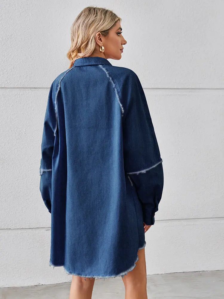 Fransenkleid aus gewaschenem Denim im Patchwork-Stil