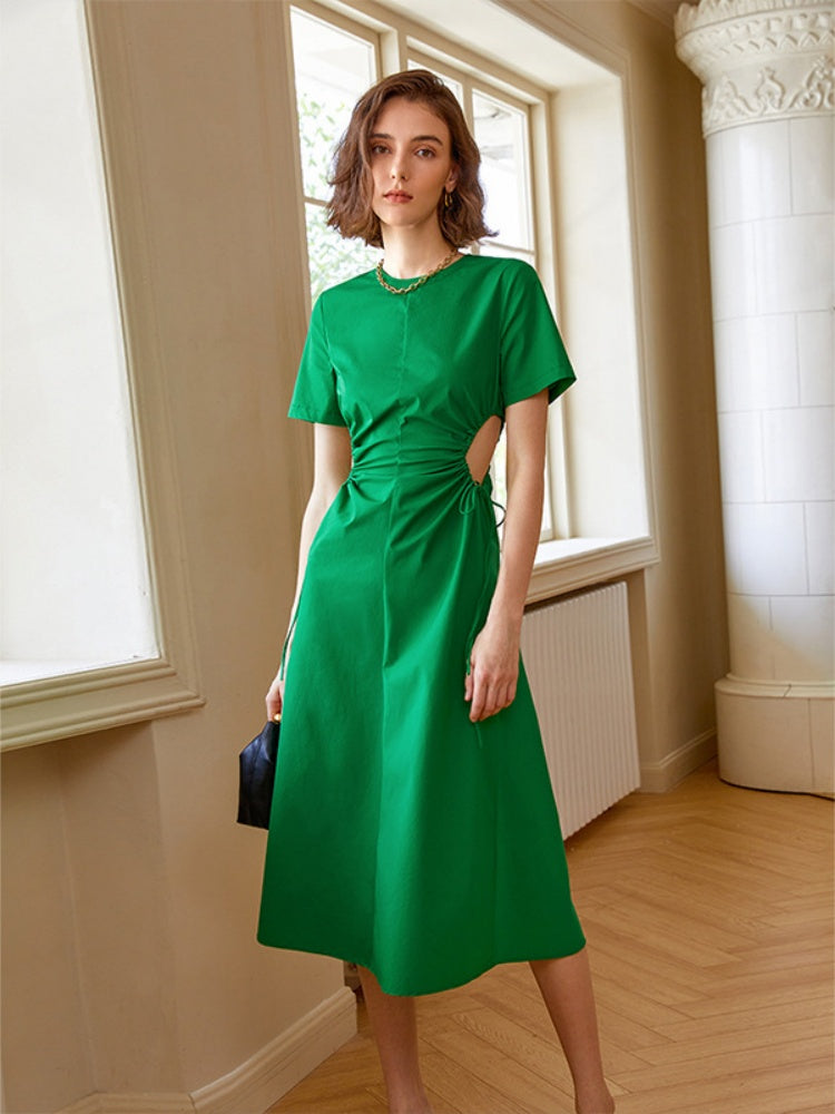 Taillenbetontes Midi-Kleid im Designer-Stil
