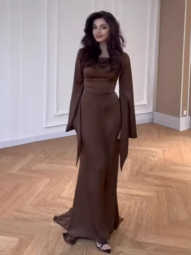 Braunes Fledermausärmel-Gewandkleid