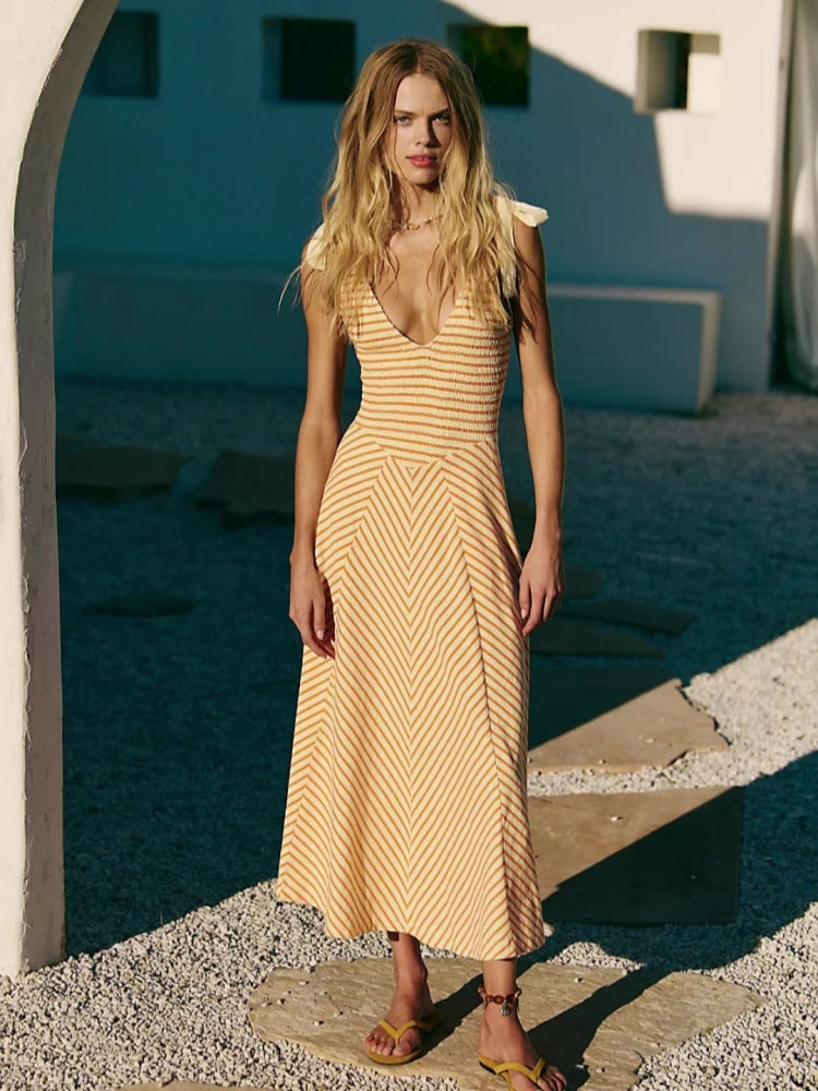 Strandkleid mit Rückenausschnitt und V-Ausschnitt