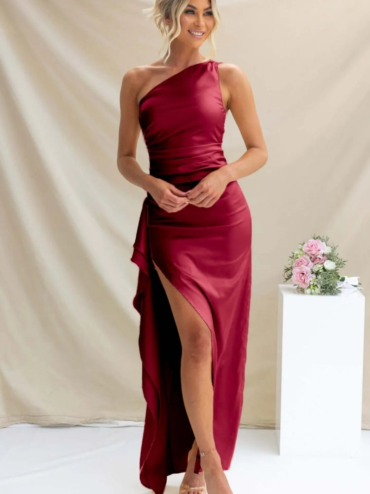 Asymmetrisches Abendkleid mit Schlitz