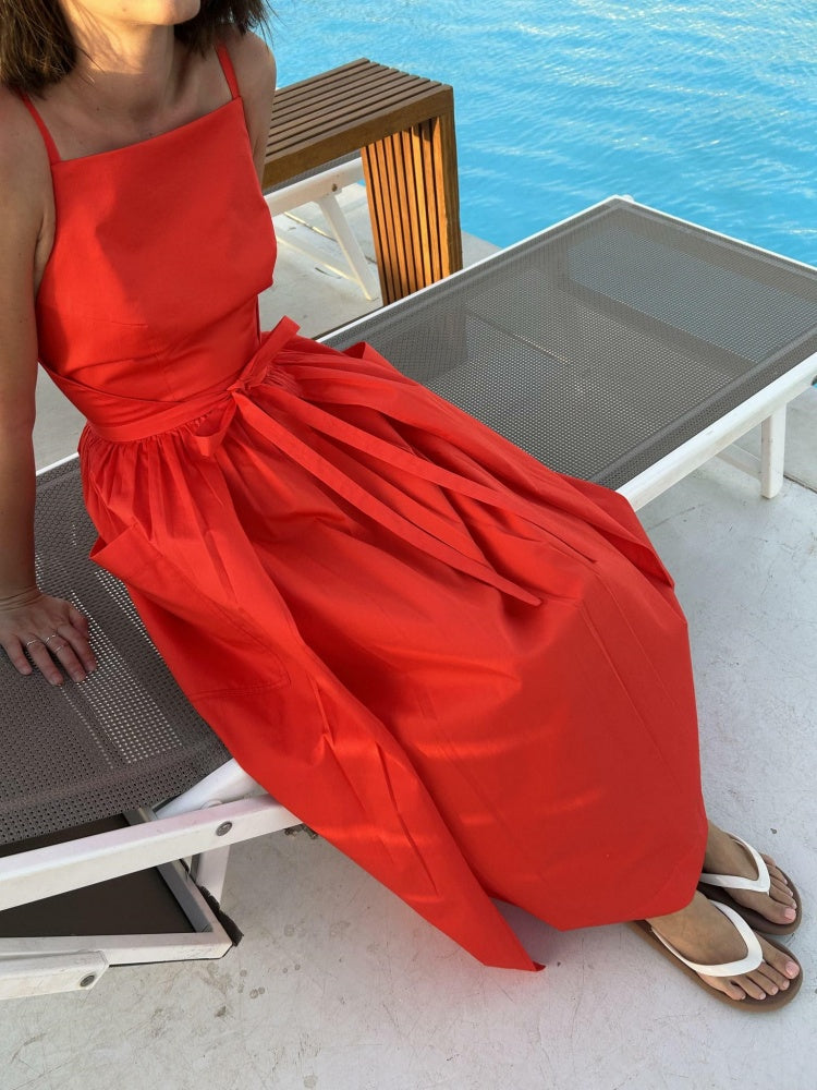 Rotes Midi-Kleid mit eckigem Ausschnitt und Bindegürtel