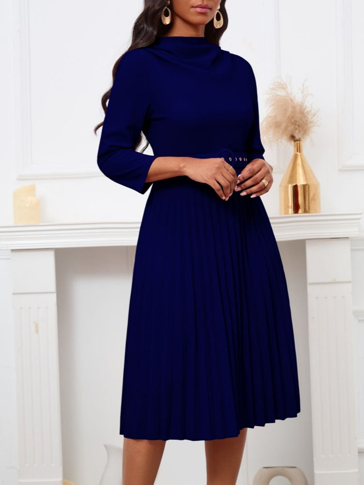 Elegantes einfarbiges Faltenkleid mit Gürtel