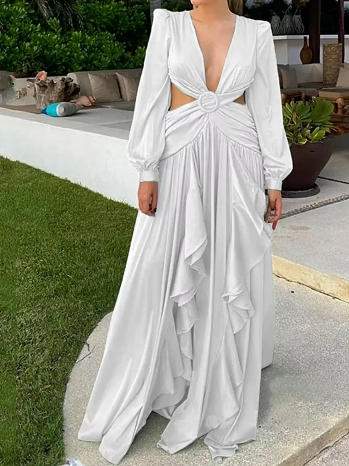 Maxikleid mit V-Ausschnitt, Taillenausschnitt und Rüschen