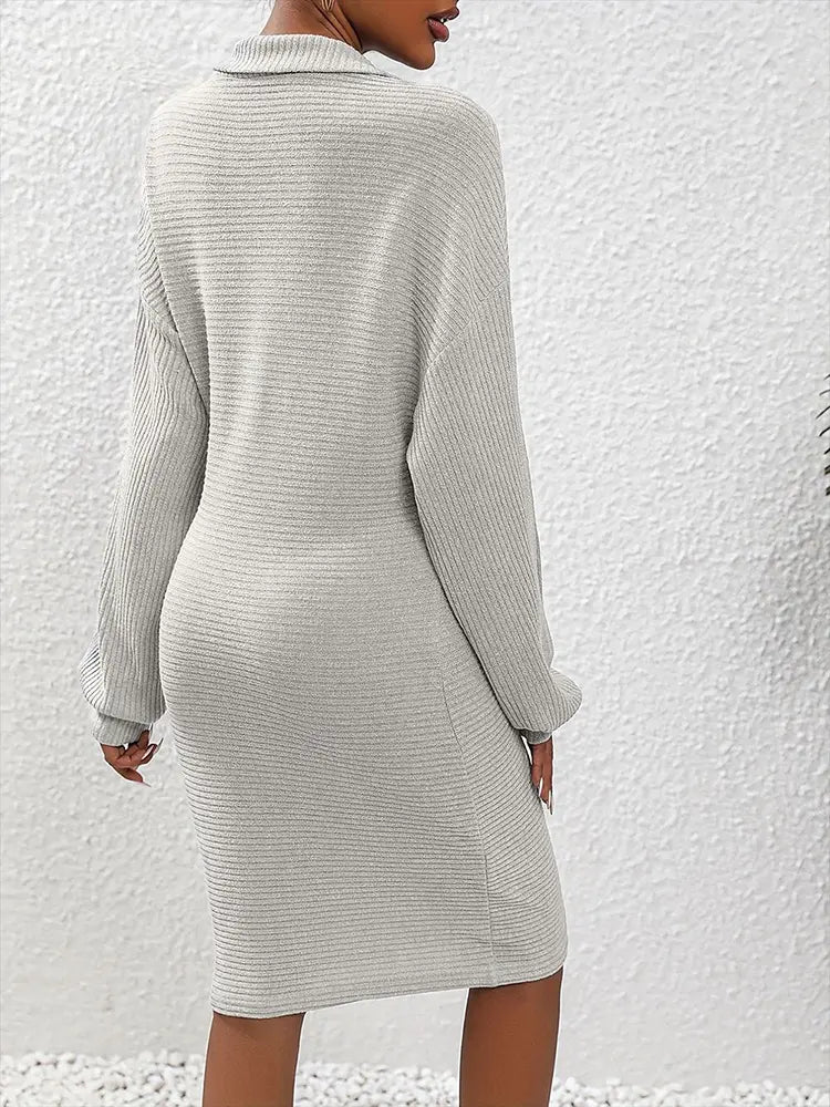 Strickkleid mit V-Ausschnitt, langen Ärmeln und figurbetonter Passform