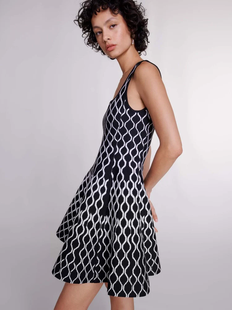 Mona Strickkleid mit abstraktem Muster, eckigem Ausschnitt und Minilänge